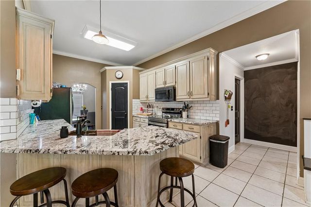 1611 Deer Run Road, Oak Grove, MO 64075