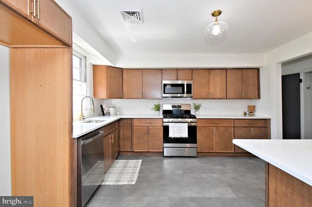 412 CAMELOT DR, Brookhaven, PA 19015