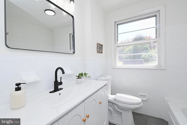 412 CAMELOT DR, Brookhaven, PA 19015