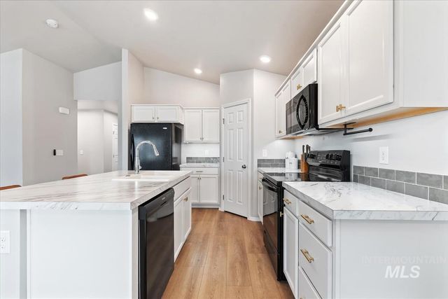 8436 E Copenhaver St, Nampa, ID 83687