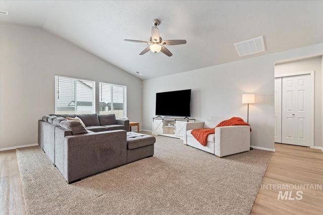 8436 E Copenhaver St, Nampa, ID 83687