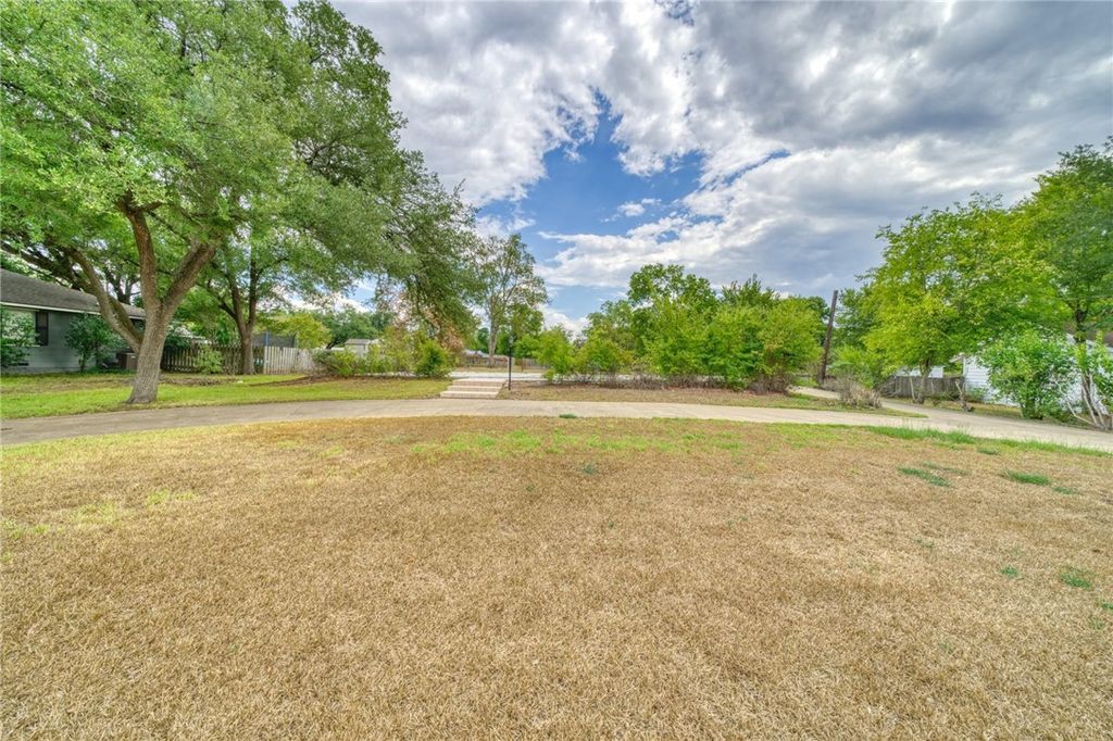 918 East Main Street, Madisonville, TX 77864 — photo 3