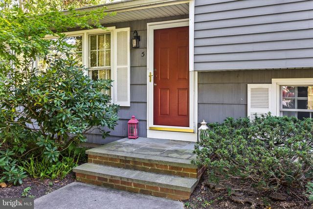 5 ZIFF LN, Princeton Junction, NJ 08550