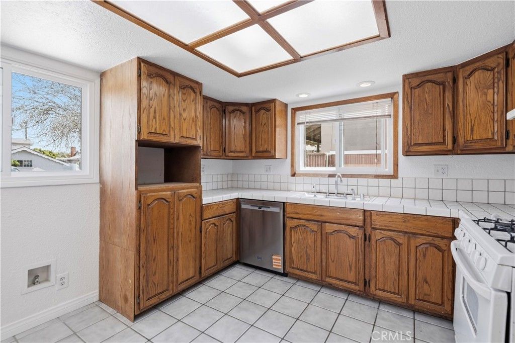 Image 10 of property listing at 17081 Kampen Lane, Huntington Beach, CA 92647