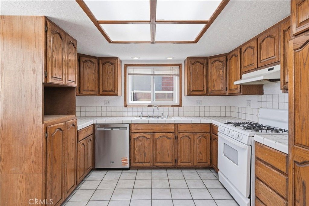 Image 11 of property listing at 17081 Kampen Lane, Huntington Beach, CA 92647