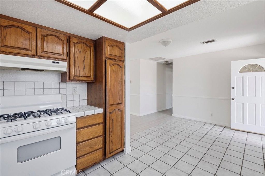 Image 12 of property listing at 17081 Kampen Lane, Huntington Beach, CA 92647