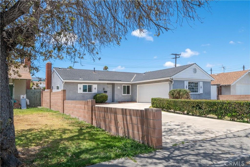 Image 2 of property listing at 17081 Kampen Lane, Huntington Beach, CA 92647