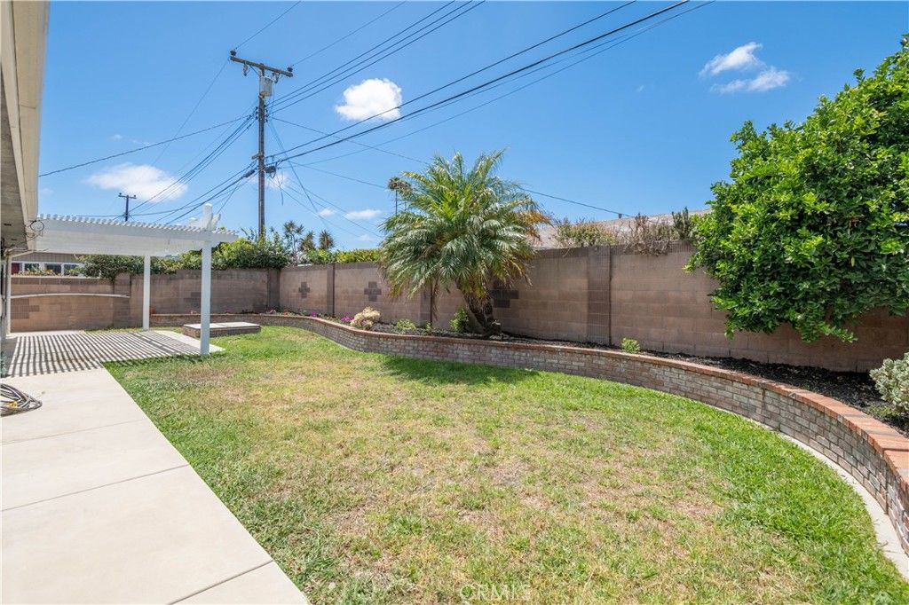 Image 26 of property listing at 17081 Kampen Lane, Huntington Beach, CA 92647