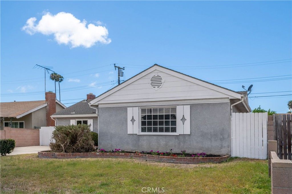 Image 3 of property listing at 17081 Kampen Lane, Huntington Beach, CA 92647