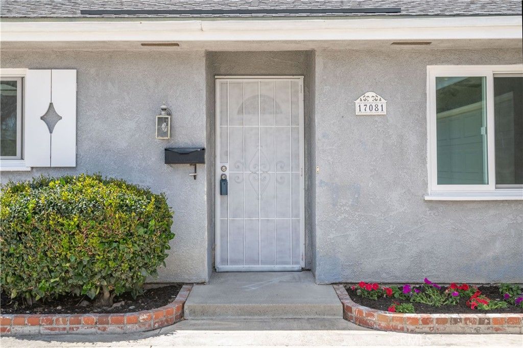 Image 4 of property listing at 17081 Kampen Lane, Huntington Beach, CA 92647