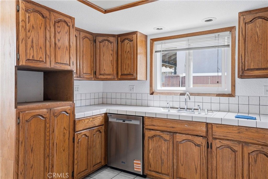 Image 8 of property listing at 17081 Kampen Lane, Huntington Beach, CA 92647