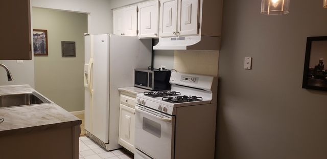 1198 Royal Glen Drive 121-C, Glen Ellyn, IL 60137