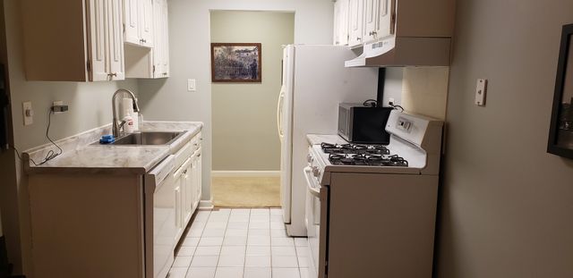 1198 Royal Glen Drive 121-C, Glen Ellyn, IL 60137