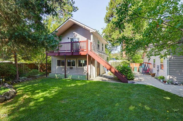 1075 Anglers Place, Shady Cove, OR 97539