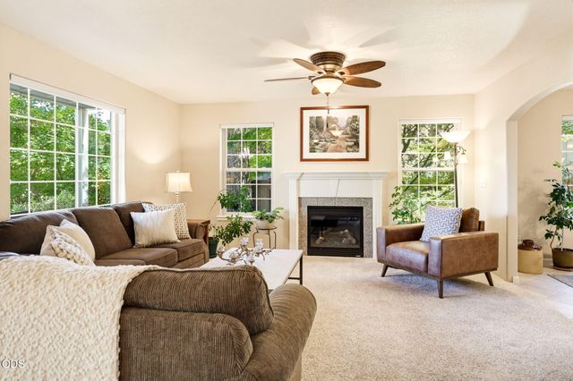 1075 Anglers Place, Shady Cove, OR 97539