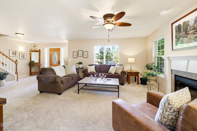 1075 Anglers Place, Shady Cove, OR 97539