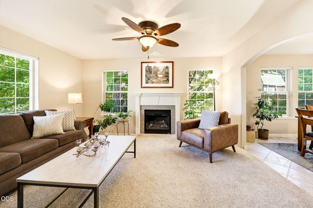 1075 Anglers Place, Shady Cove, OR 97539