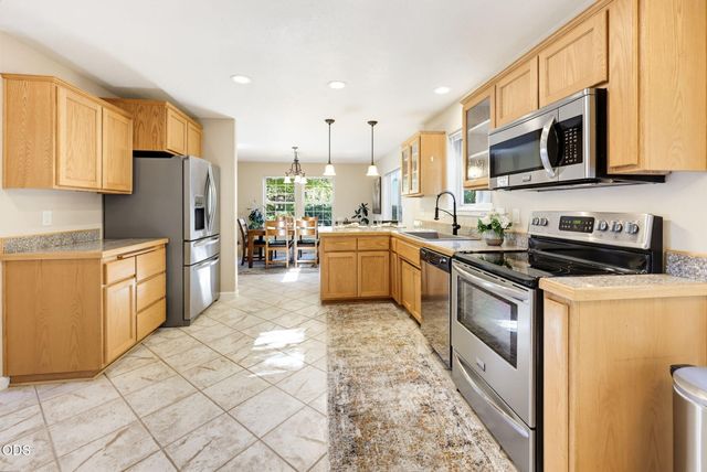 1075 Anglers Place, Shady Cove, OR 97539