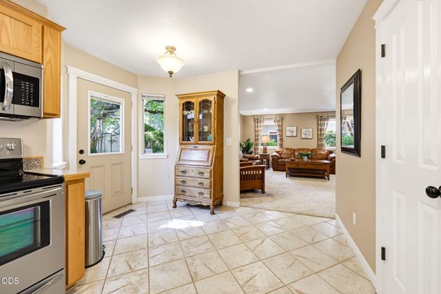 1075 Anglers Place, Shady Cove, OR 97539