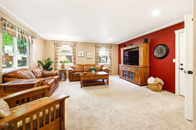 1075 Anglers Place, Shady Cove, OR 97539