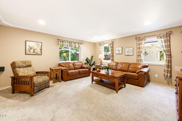 1075 Anglers Place, Shady Cove, OR 97539