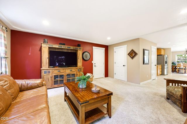 1075 Anglers Place, Shady Cove, OR 97539