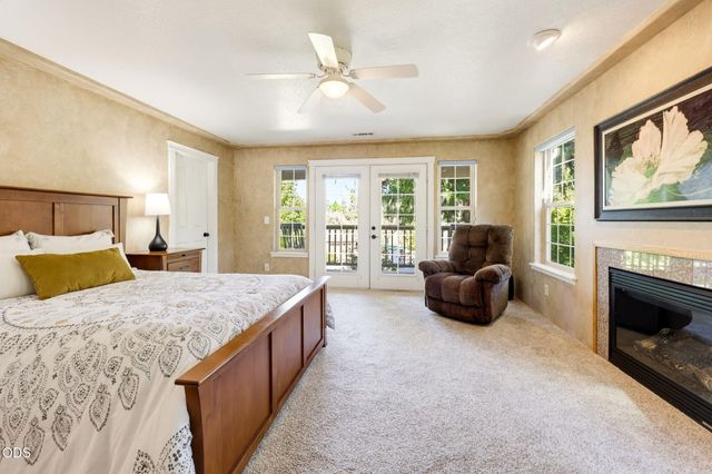 1075 Anglers Place, Shady Cove, OR 97539