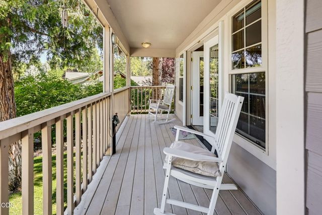 1075 Anglers Place, Shady Cove, OR 97539