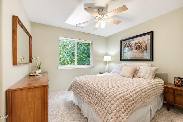 1075 Anglers Place, Shady Cove, OR 97539