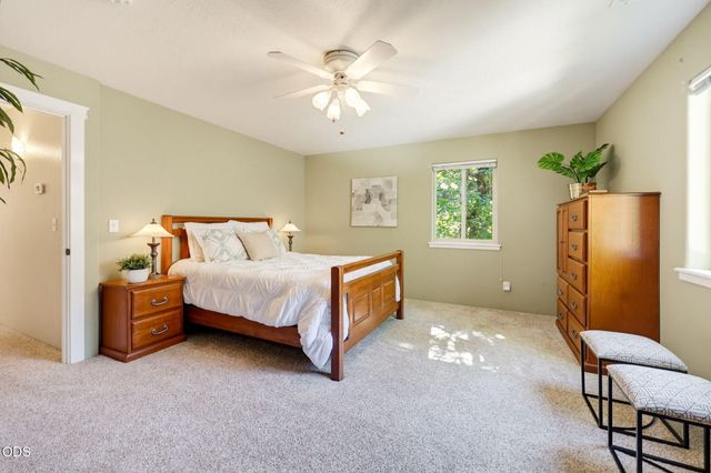 1075 Anglers Place, Shady Cove, OR 97539