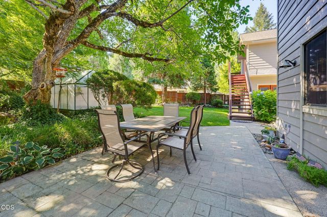 1075 Anglers Place, Shady Cove, OR 97539