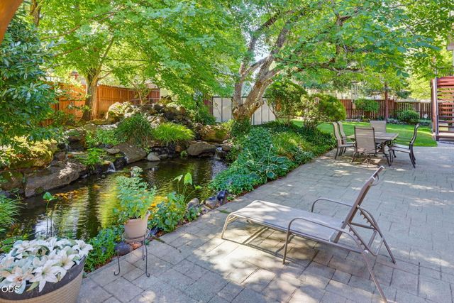 1075 Anglers Place, Shady Cove, OR 97539