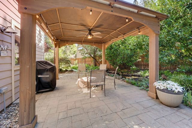 1075 Anglers Place, Shady Cove, OR 97539