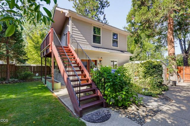 1075 Anglers Place, Shady Cove, OR 97539