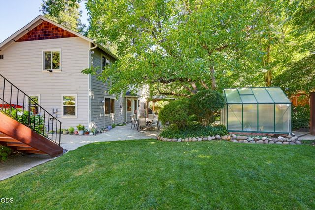 1075 Anglers Place, Shady Cove, OR 97539