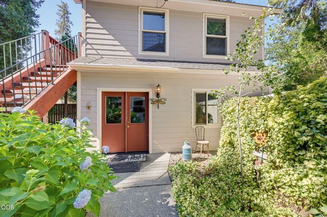 1075 Anglers Place, Shady Cove, OR 97539