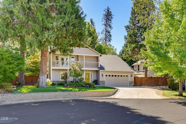1075 Anglers Place, Shady Cove, OR 97539