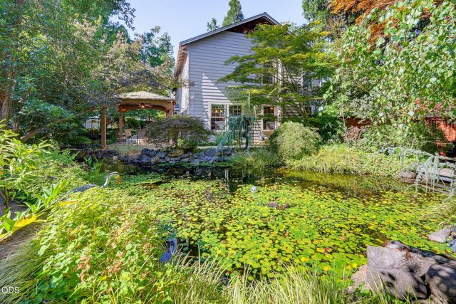 1075 Anglers Place, Shady Cove, OR 97539