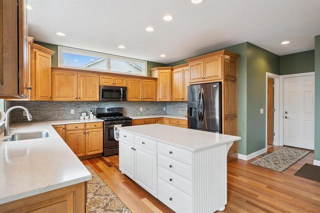 5521 N Ridge Circle, Bettendorf, IA 52722