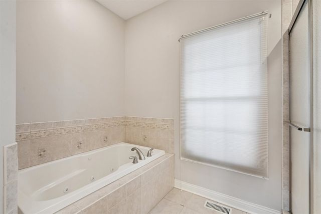 5521 N Ridge Circle, Bettendorf, IA 52722