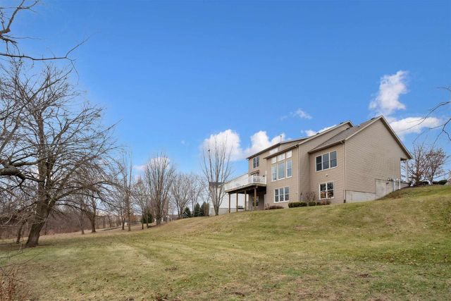 5521 N Ridge Circle, Bettendorf, IA 52722