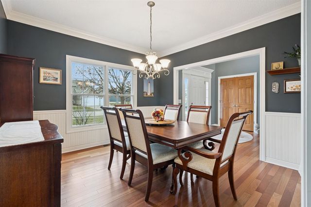 5521 N Ridge Circle, Bettendorf, IA 52722