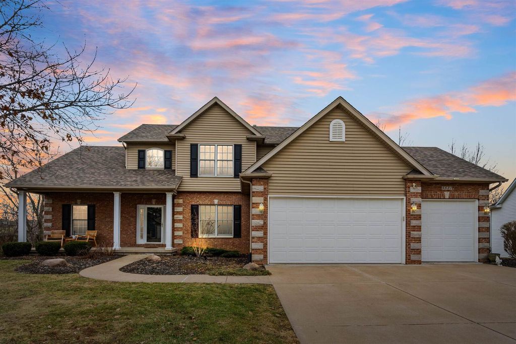 5521 N Ridge Circle, Bettendorf, IA 52722