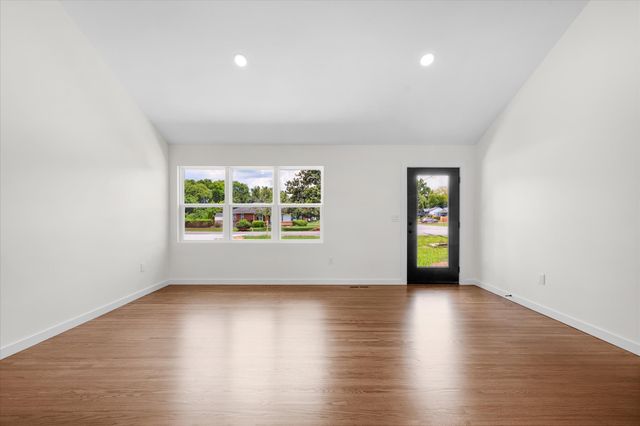2125 Crystal Dr, Nashville, TN 37210