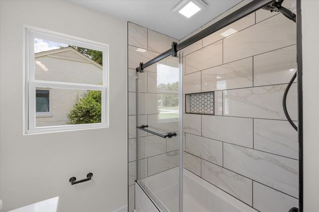 2125 Crystal Dr, Nashville, TN 37210