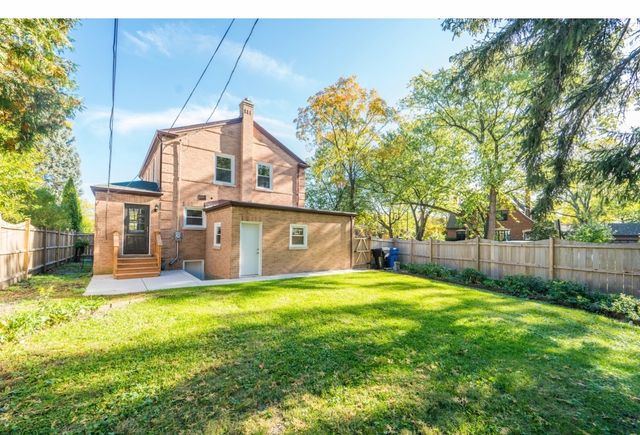6601 N Sioux Avenue, Chicago, IL 60646