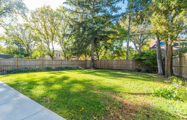 6601 N Sioux Avenue, Chicago, IL 60646