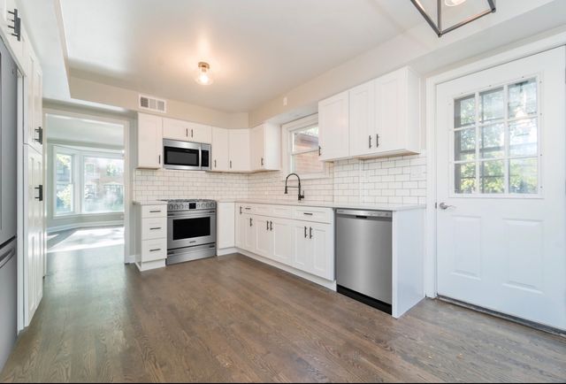 6601 N Sioux Avenue, Chicago, IL 60646