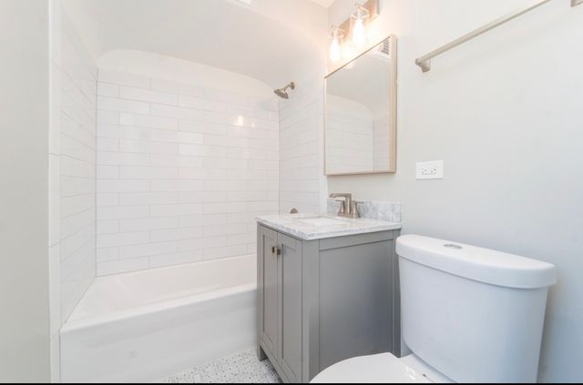 6601 N Sioux Avenue, Chicago, IL 60646