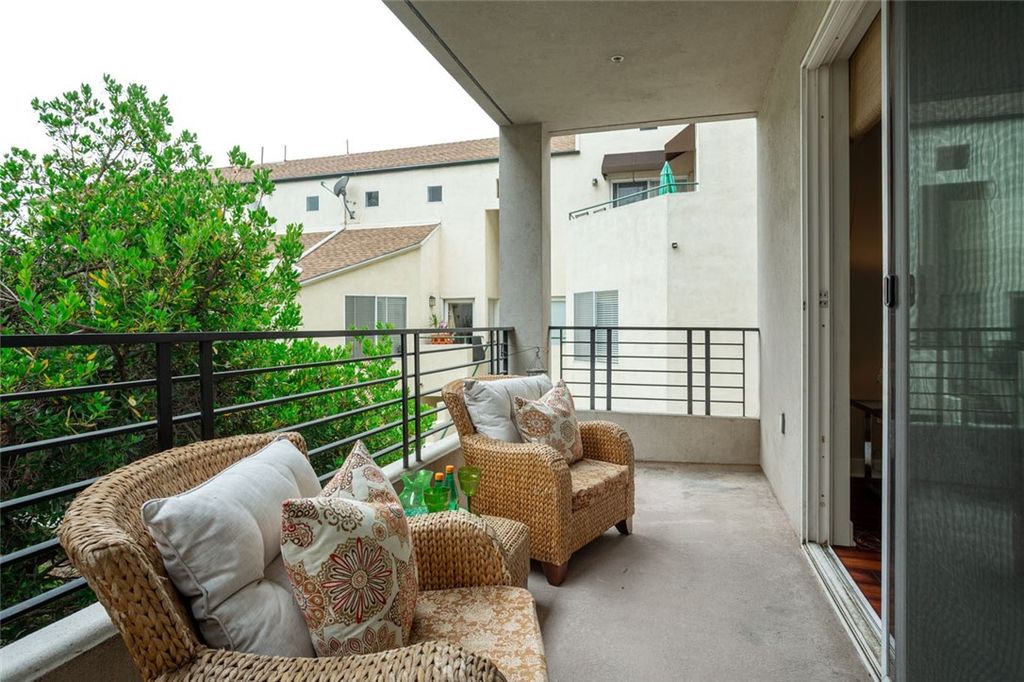 Image 10 of property listing at 11115 Acama 207, Studio City, CA 91602